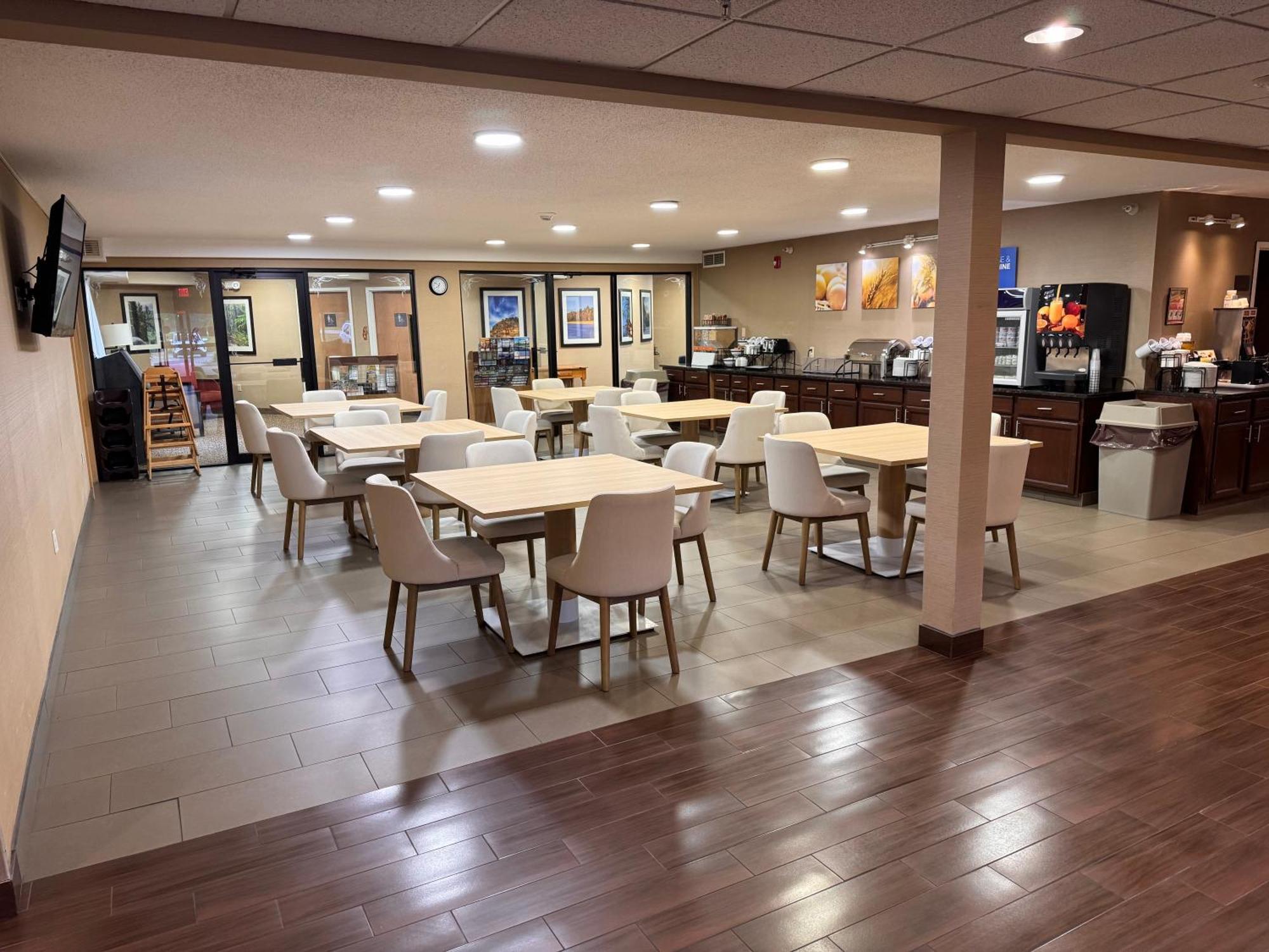 Comfort Inn & Suites Black River Falls I-94 Bagian luar foto
