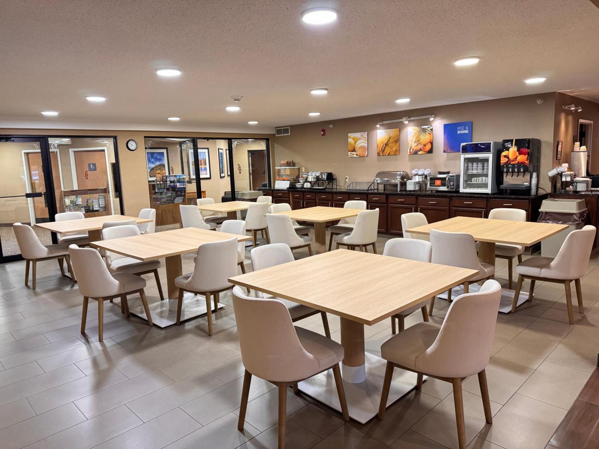 Comfort Inn & Suites Black River Falls I-94 Bagian luar foto